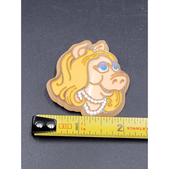 1979 Miss Piggy Pin Brooch Hallmark Plastic Vintage Collectible Muppets Henson - Picture 3 of 5